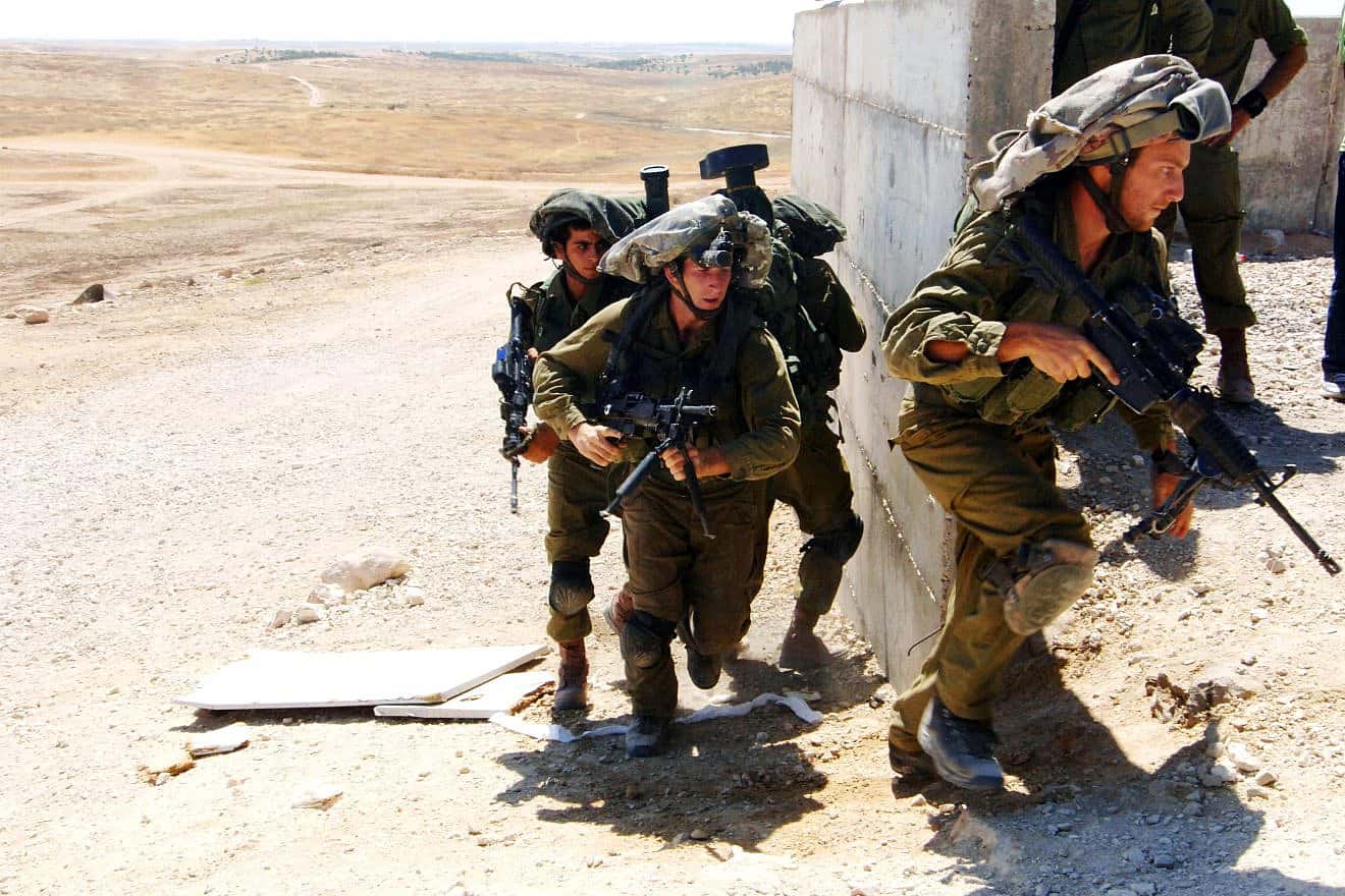Israeli soldiers from the Paratroopers Brigade take part in a training exercise in which they practice fighting door-to-door combat in inhabited areas, in Tze'elim, southern Israel, July 10, 2014. Photo: Flash90