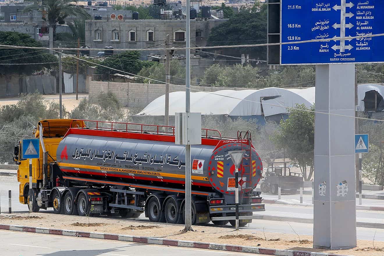 A fuel tanker enters the Gaza Strip from Israel via the Kerem Shalom Crossing, August 8, 2022. Photo by Abed Rahim Khatib/Flash90.