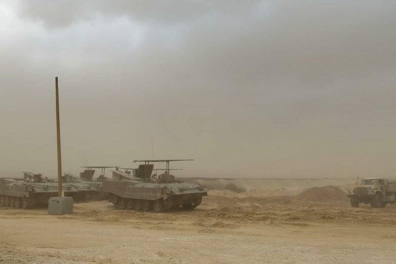 Солдаты бригады «Кфир» в бронетранспортерах возле сектора Газа, 4 декабря 2023 года. Фото: TPS.