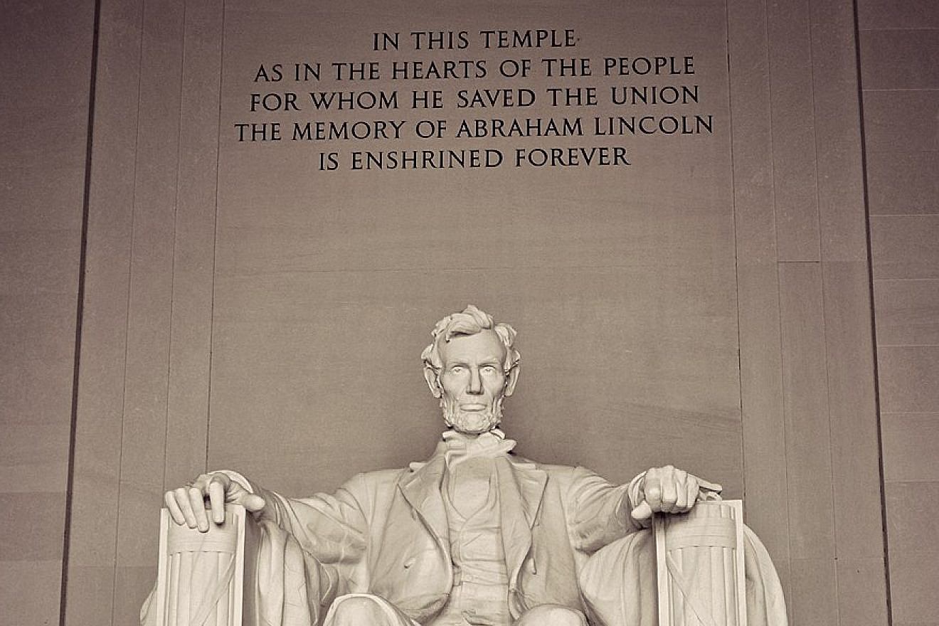 Statue of Abraham Lincoln at Lincoln Memorial, Washington, D.C. Credit: Wikimedia Commons.
