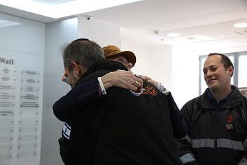Mindy Levine, director of the Yankees Universe Fund and wife of New York Yankees baseball team president Randy Levine, embraces Eli Beer, founder and president of United Hatzalah, at the emergency service organization's headquarters in Jerusalem on Nov. 30, 2023. Credit: United Hatzalah.