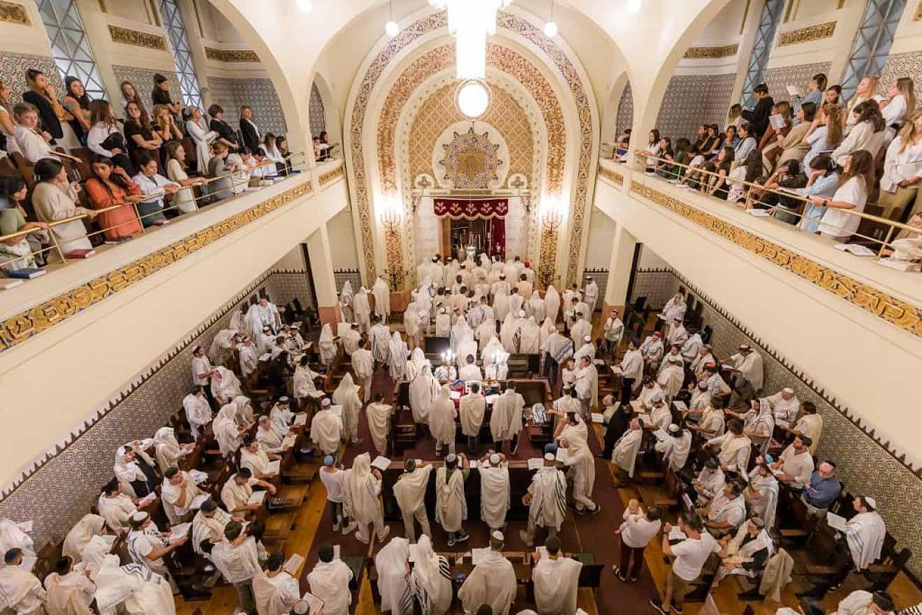 Yom Kippur services at Oporto’s Kadoorie Mekor Haim Synagogue, Sept. 24, 2023. Credits: CIP/CJP.