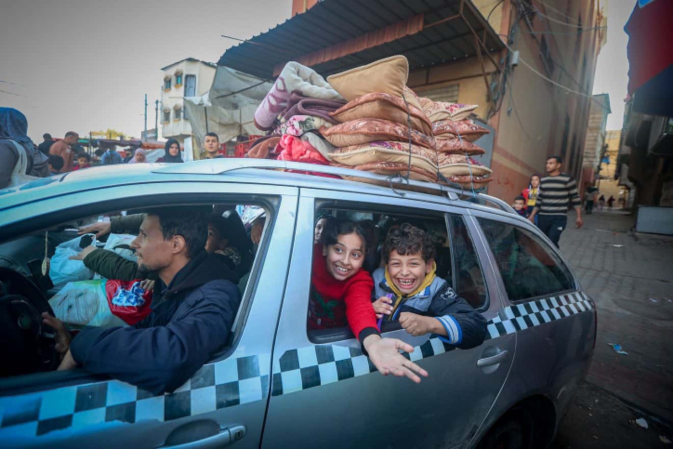 Palestinians flee Khan Yunis for Rafah in the southern Gaza Strip, Dec. 25, 2023. Photo by Atia Mohammed/Flash90.