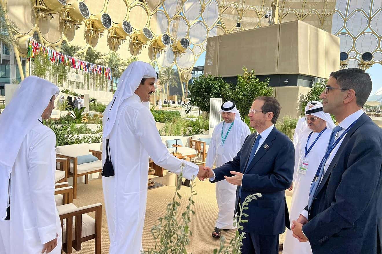 Israeli President Isaac Herzog meets on Dec. 1, 2023 in Dubai with the Emir of Qatar Sheikh Tamim bin Hamad Al Thani. Credit: Courtesy.