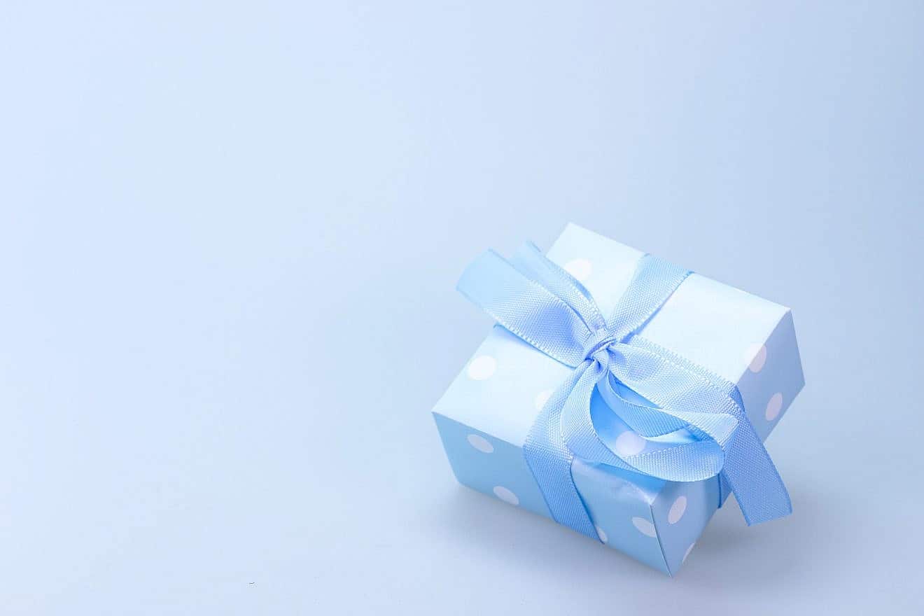 Wrapped gift in box. Credit: blickpixel/Pixabay.