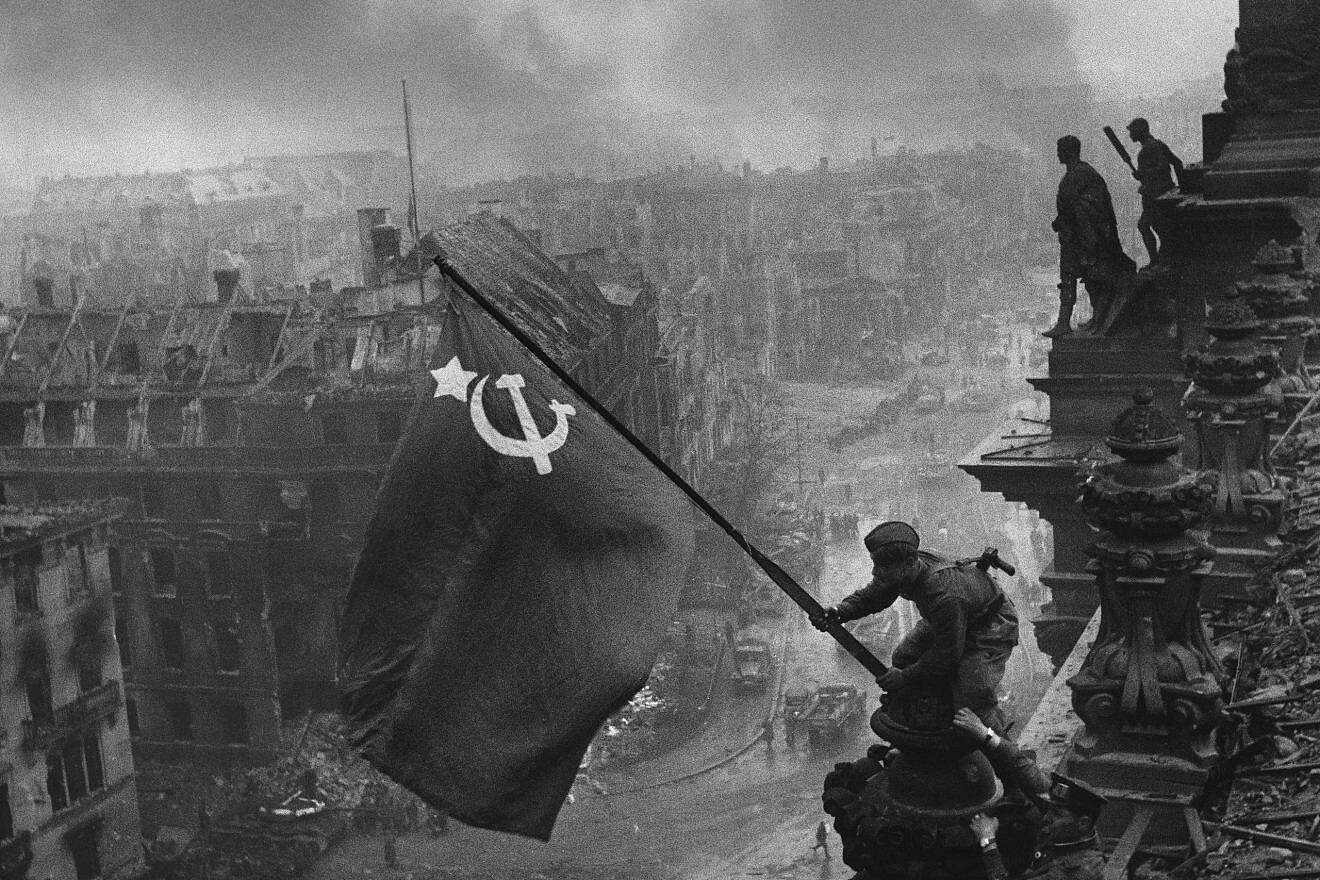 Russian troops raise the Soviet flag over the Reichstag during the Battle of Berlin, May 2, 1945. Photo: Yevgeny Khaldei/Wikimedia