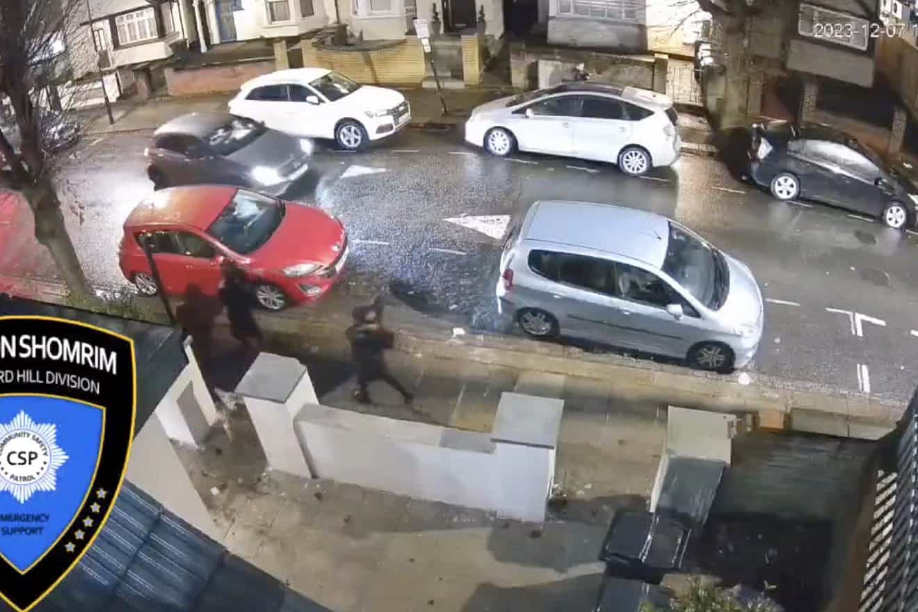 Video footage showing two attackers stalking a Jewish woman, whom they beat unconscious and robbed, December 2023. Source: X/Shomrim (Stamford Hill).