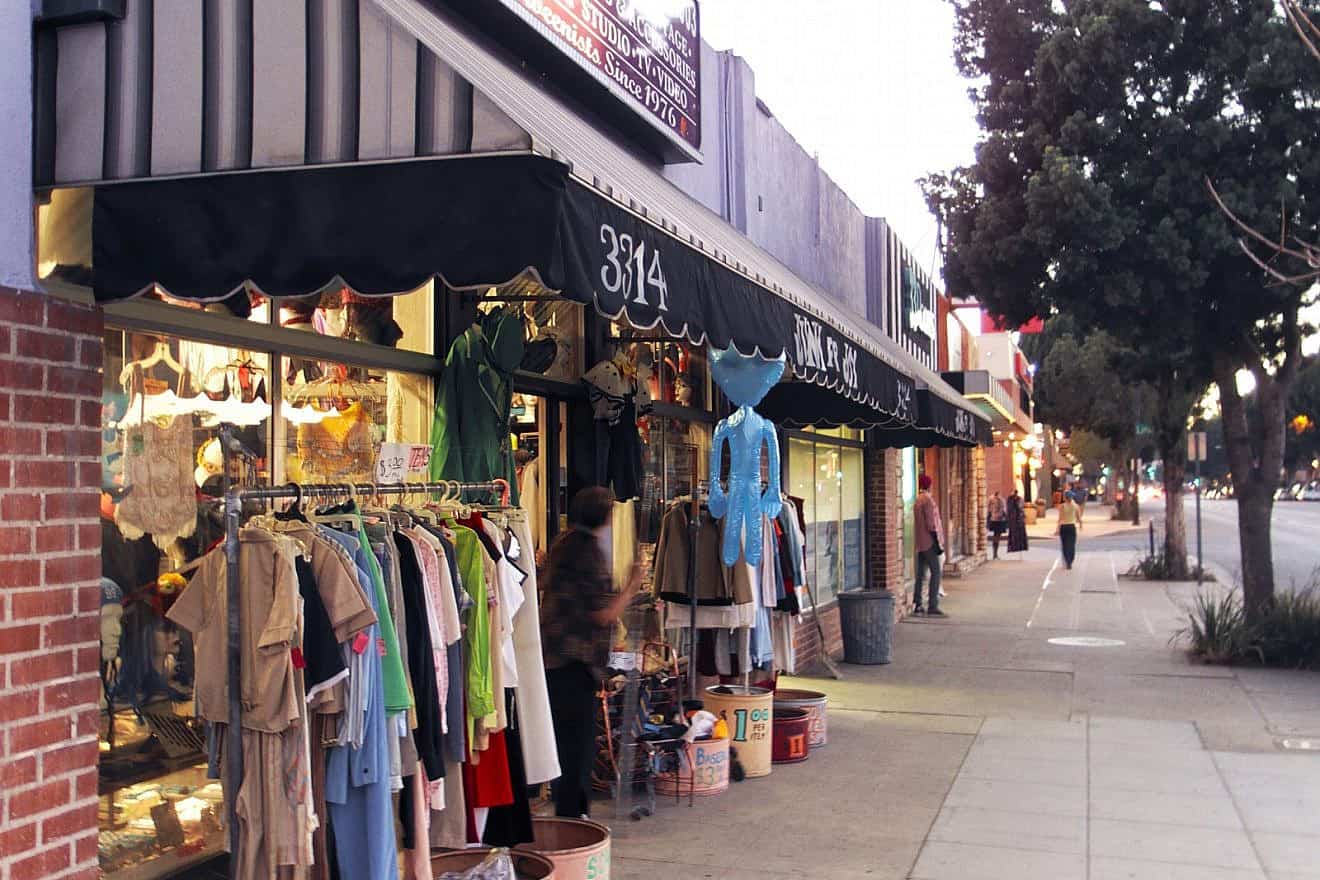 Vintage clothing shops in the Magnolia Park area of Burbank, Calif. Credit: Junkyardsparkle via Wikimedia Commons.