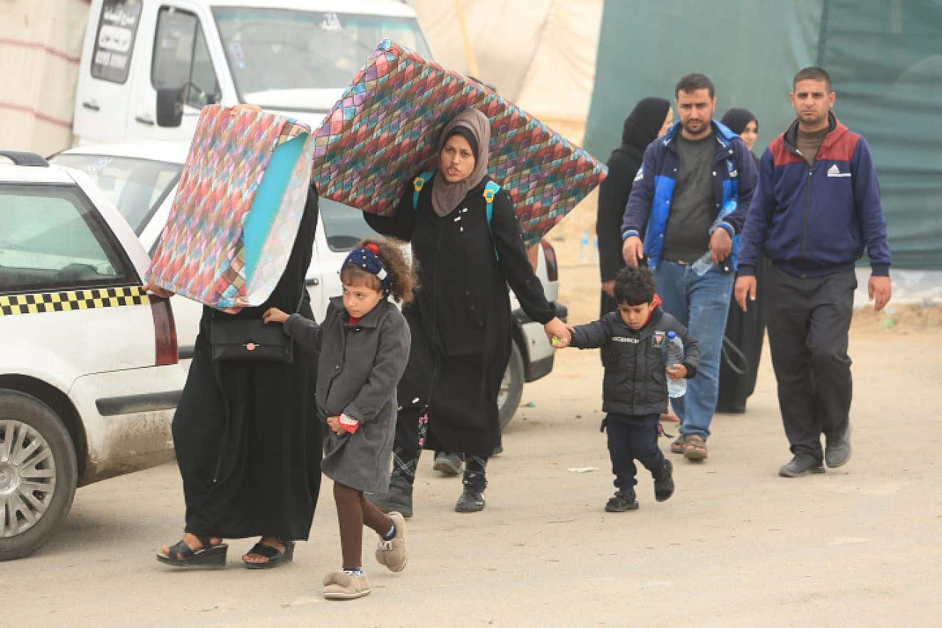 Palestinians fleeing from Khan Yunis to Rafah in the southern Gaza Strip, Dec. 5, 2023. Photo by Abed Rahim Khatib/Flash90.