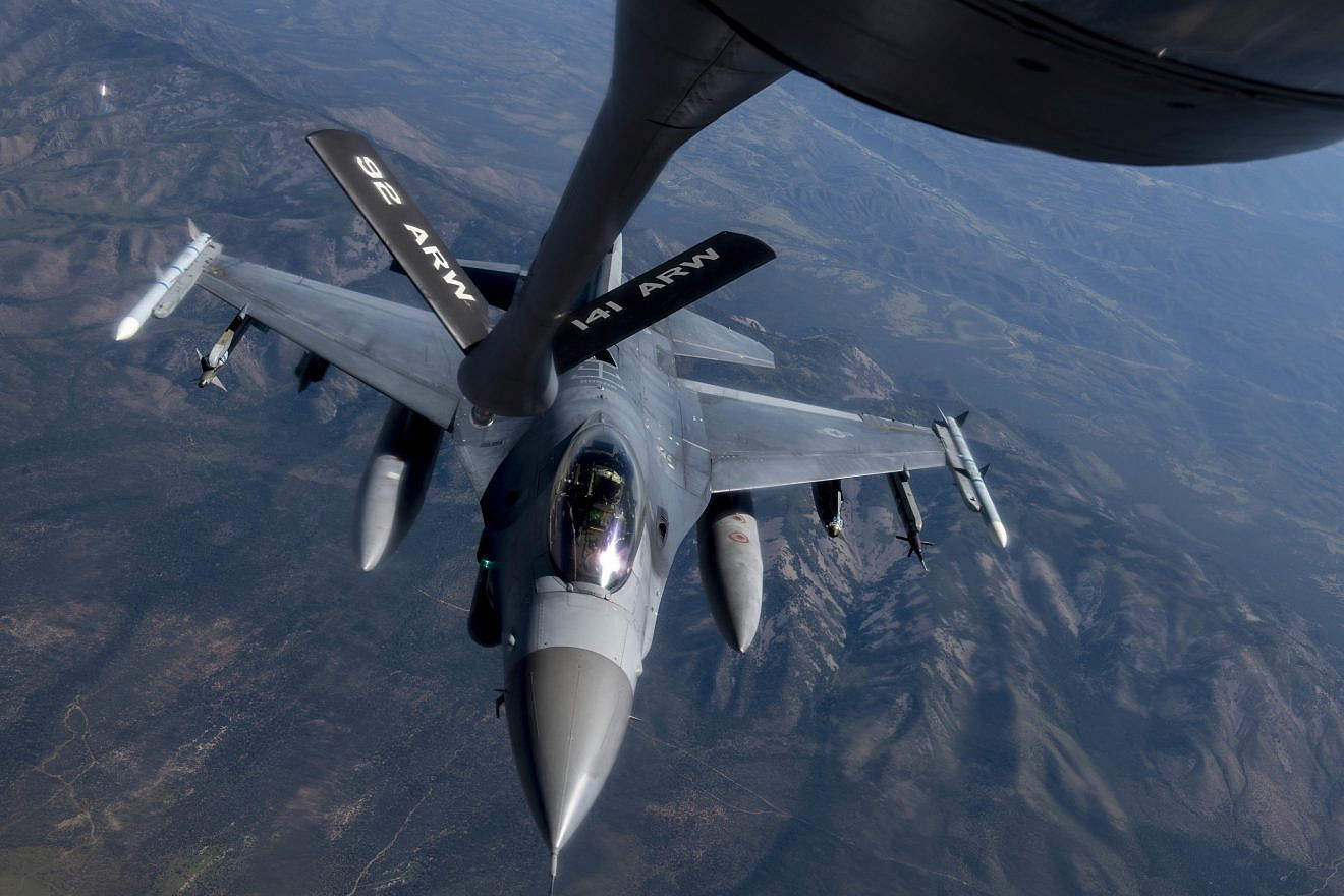 F-16 aerial refueling while flying with missiles. Credit: Aditya0635/Shutterstock.