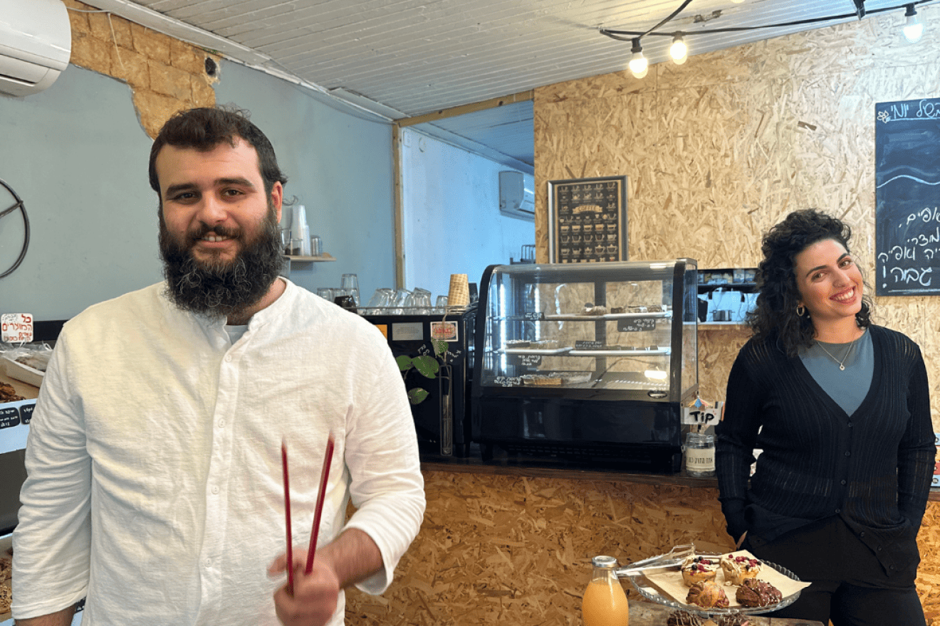 Business owners Yogev and Yuli at SparkIL loan recipient Yogalach Café in Pardes Hanna. The cafe is preparing free vegan meals for IDF soldiers during the war. Photo courtesy of SparkIL.