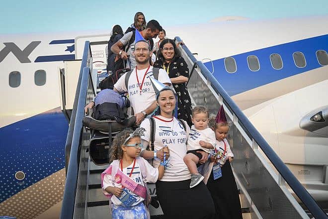 New immigrants from North America arrive on a flight organized by the Nefesh B'Nefesh NGO, at Ben Gurion airport in central Israel, Aug. 14, 2019. Photo by Flash90.