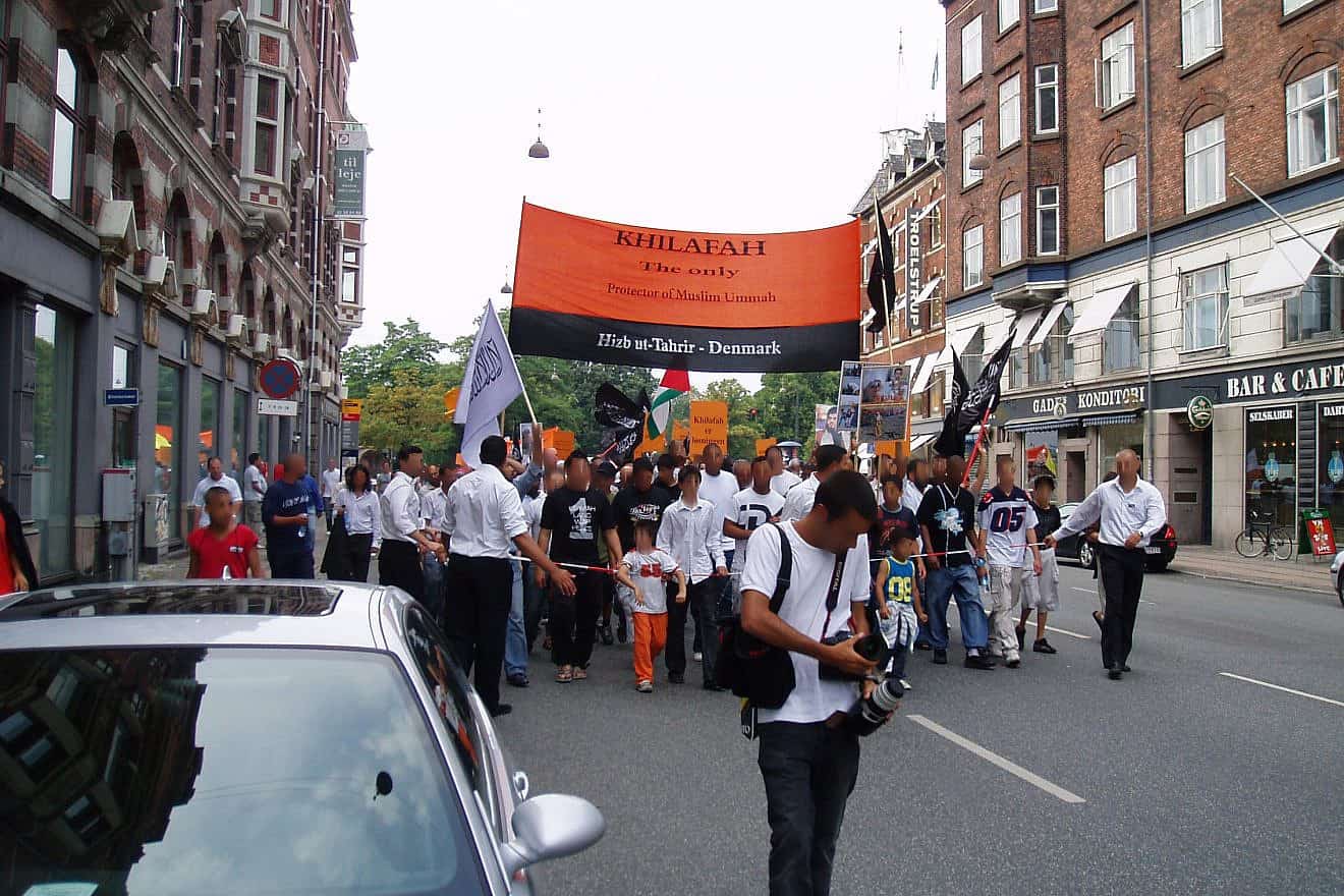Hizb ut-Tahrir demonstrating in Copenhagen, Denmark, July 2006. Credit: Wikimedia Commons.