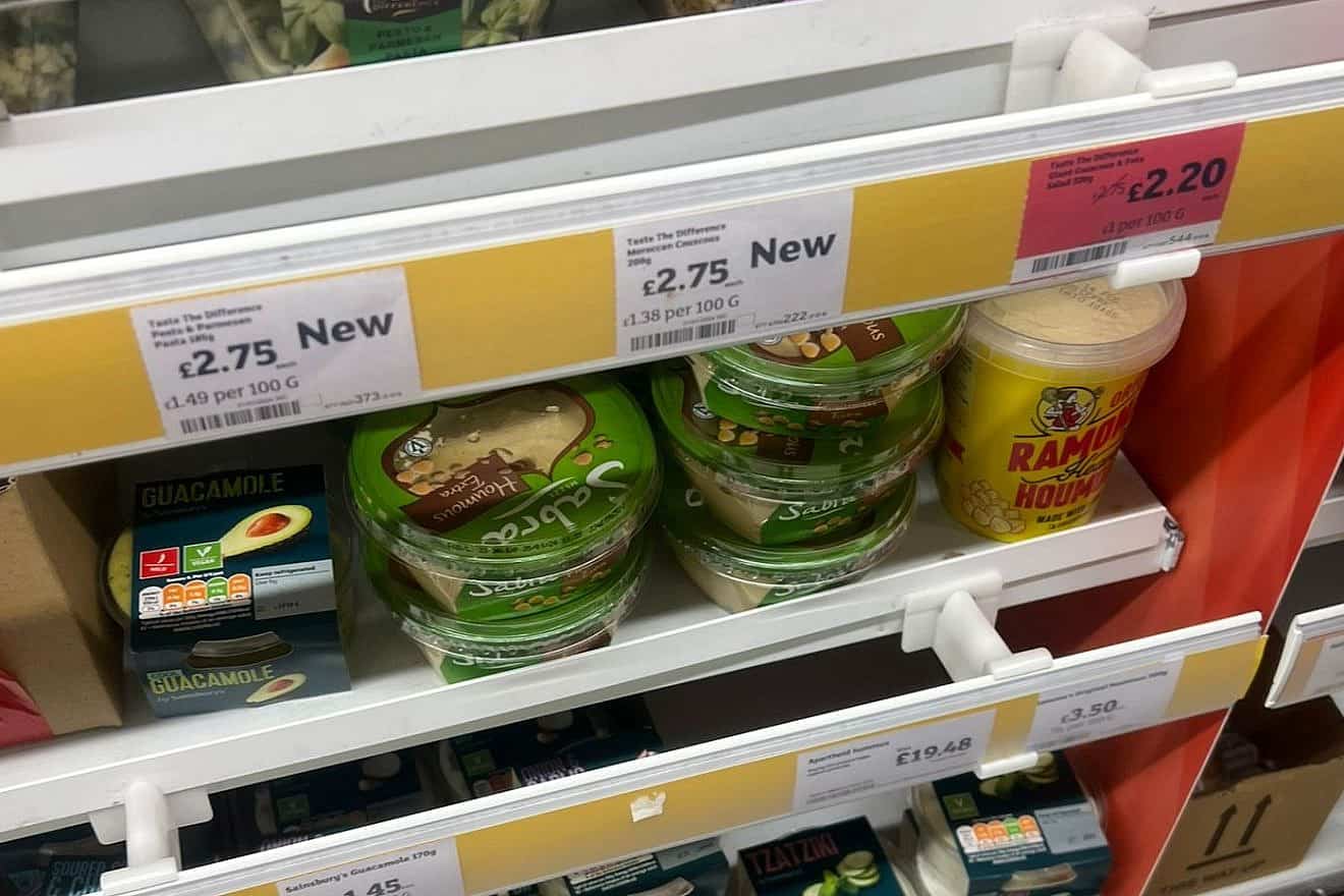 A label identifying Sabra "apartheid" hummus at a Sainsbury's supermarket in central London on Jan. 18, 2023. Photo by Georgia L. Gilholy.