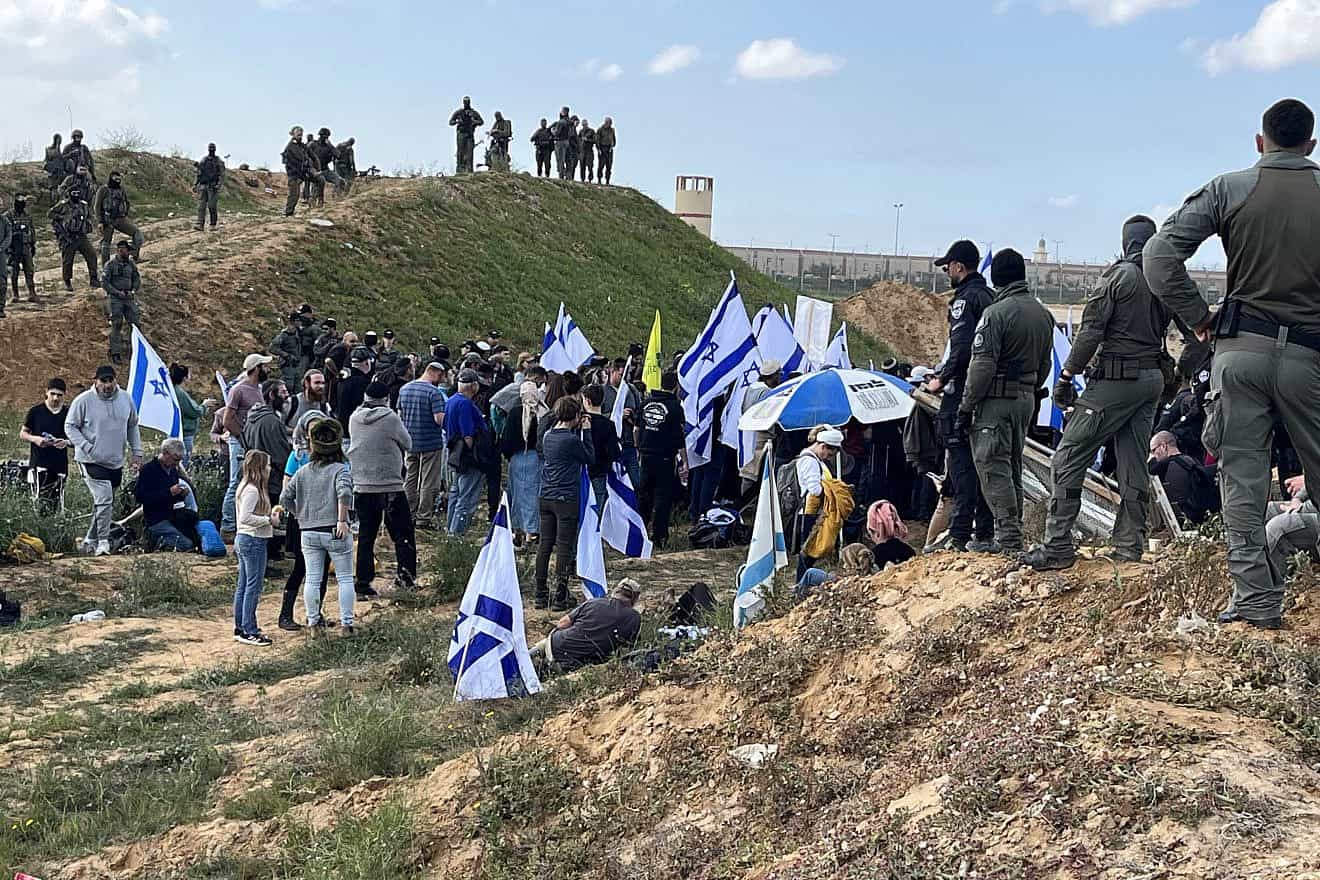 Israeli protesters make their way to the Kerem Shalom Crossing with the Gaza Strip, Jan 29, 2024. Credit: Josh Hasten.