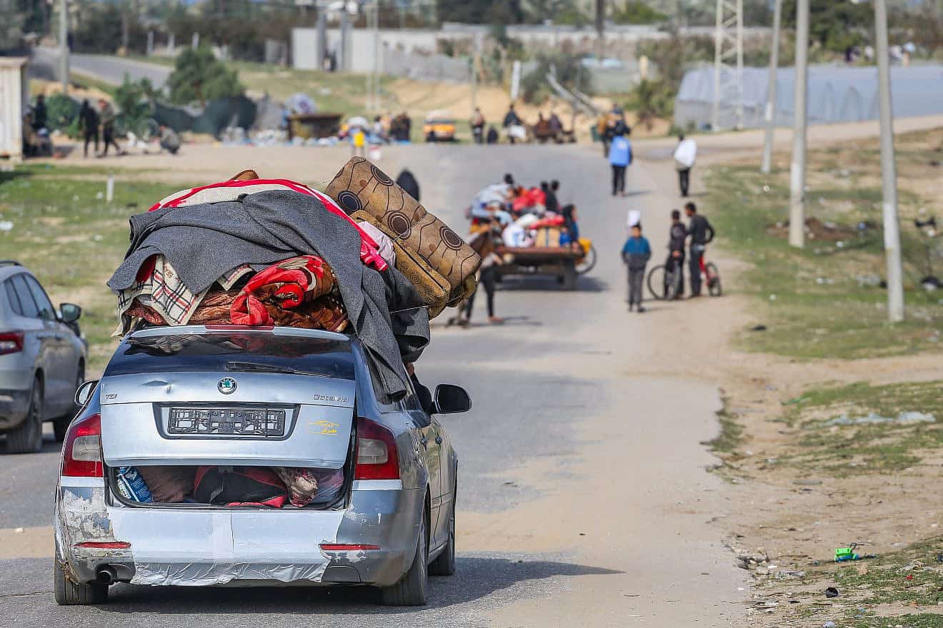 Palestinians fleeing battles between Israel and Hamas terrorists in the Khan Yunis area move towards the southern Gaza Strip, Jan. 25, 2024. Photo by Atia Mohammed/Flash90.