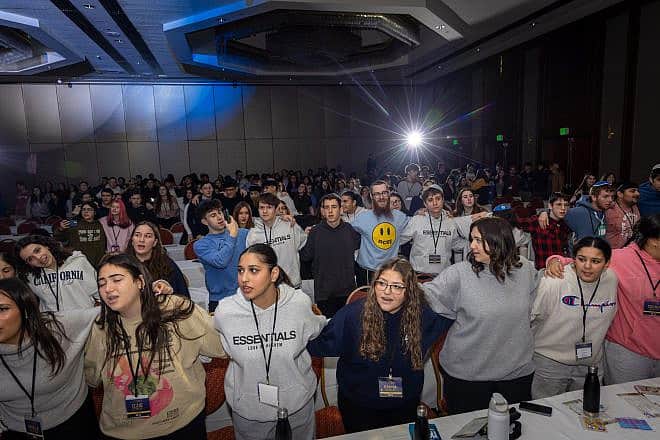 Hundreds of teens, advisors and educators unite in the signing of Acheinu at NCSY’s Yarchei Kallah. Credit: Courtesy.