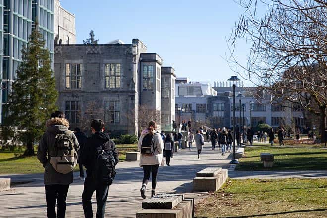 Students walk between classes on a university campus. Credit: Katherine Daly Morris/Shutterstock.
