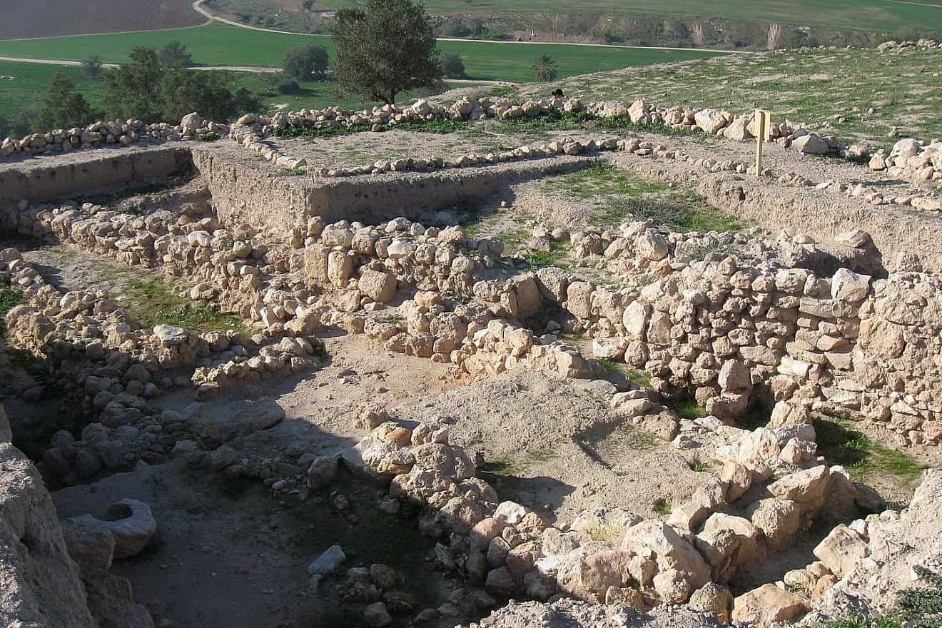 Archaeological findings at Tel Zafit/Tell es-Safi, widely identified as Gath, halfway between Jerusalem and Ashkelon. Credit: Ori~ via Wikimedia Commons.