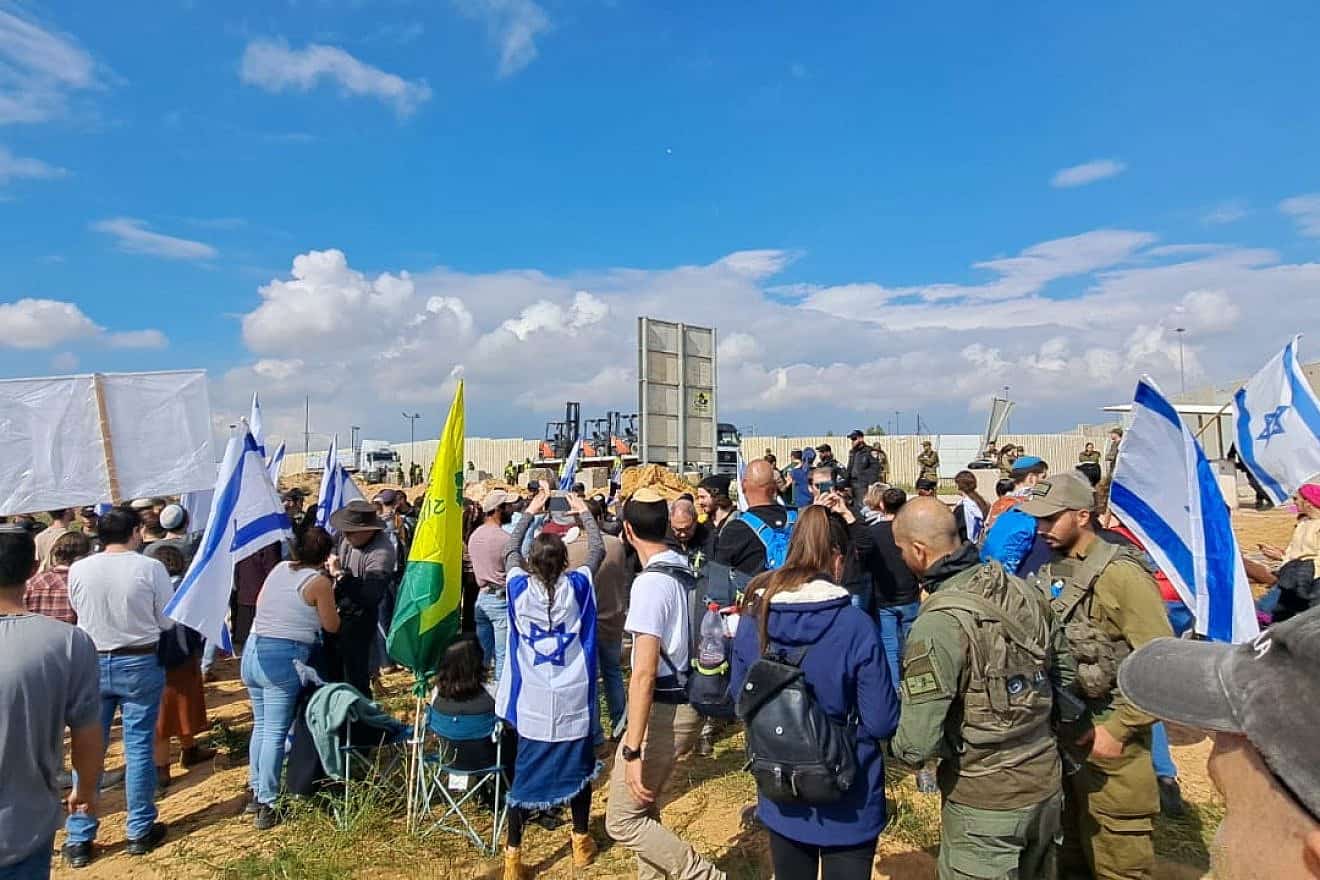 Israelis rally near the Kerem Shalom border crossing to Gaza, Jan. 29, 2024. Credit: TPS.