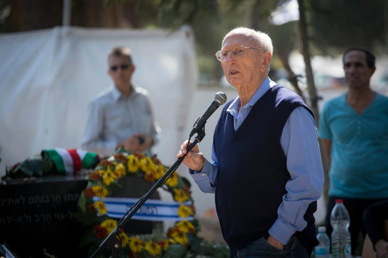 Former Mossad director Zvi Zamir speaks at a memorial service marking 21 years since the assassination of Prime Minister Yitzhak Rabin, held at the Mount Herzl Cemetery in Jerusalem. Nov. 4, 2016. Photo by Yonatan Sindel/Flash90.