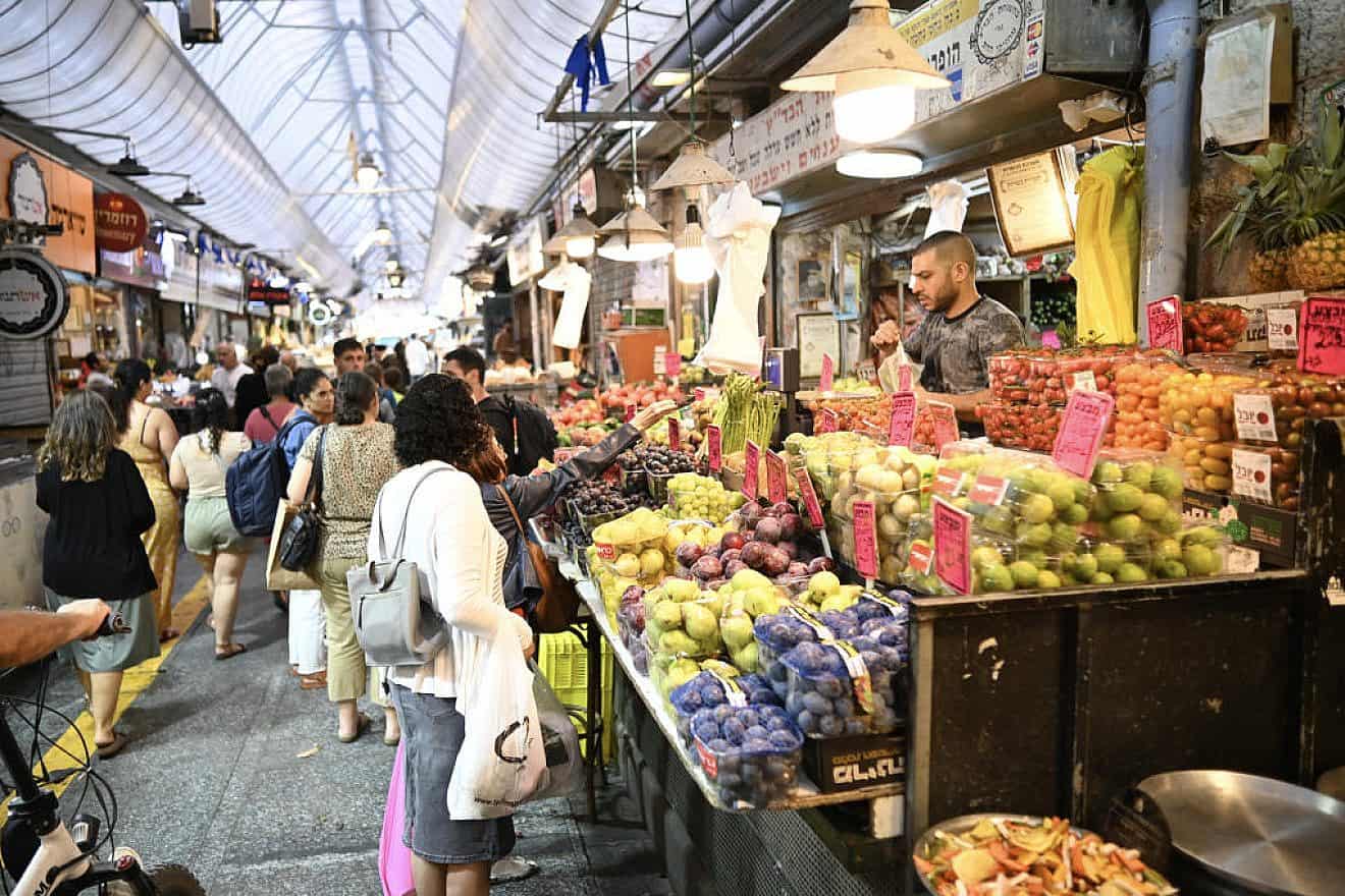 Buyers and sellers at Jerusalem's Mahane Yehuda market, Aug 29, 2023. Photo by Yoav Dudkevitch/TPS.
