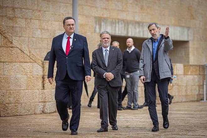 Foreign Minister Israel Katz and Brazilian Ambassador Frederico Meyer at the Yad Vashem Holocaust Memorial museum in Jerusalem, Feb. 19, 2024. Photo by Chaim Goldberg/Flash90.