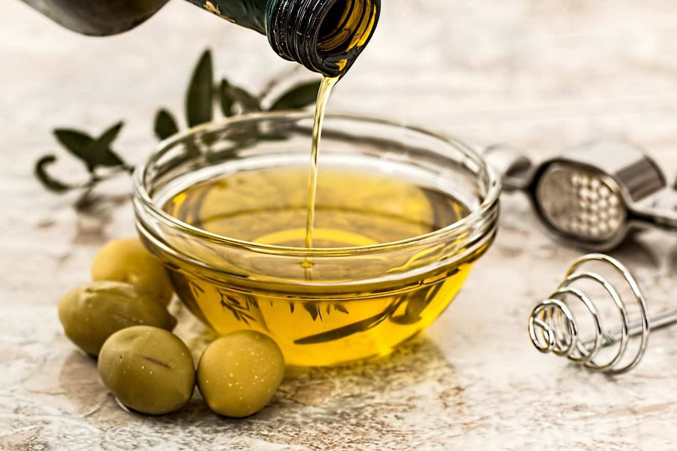 Olive oil. Credit:  stevepb/Pixabay.