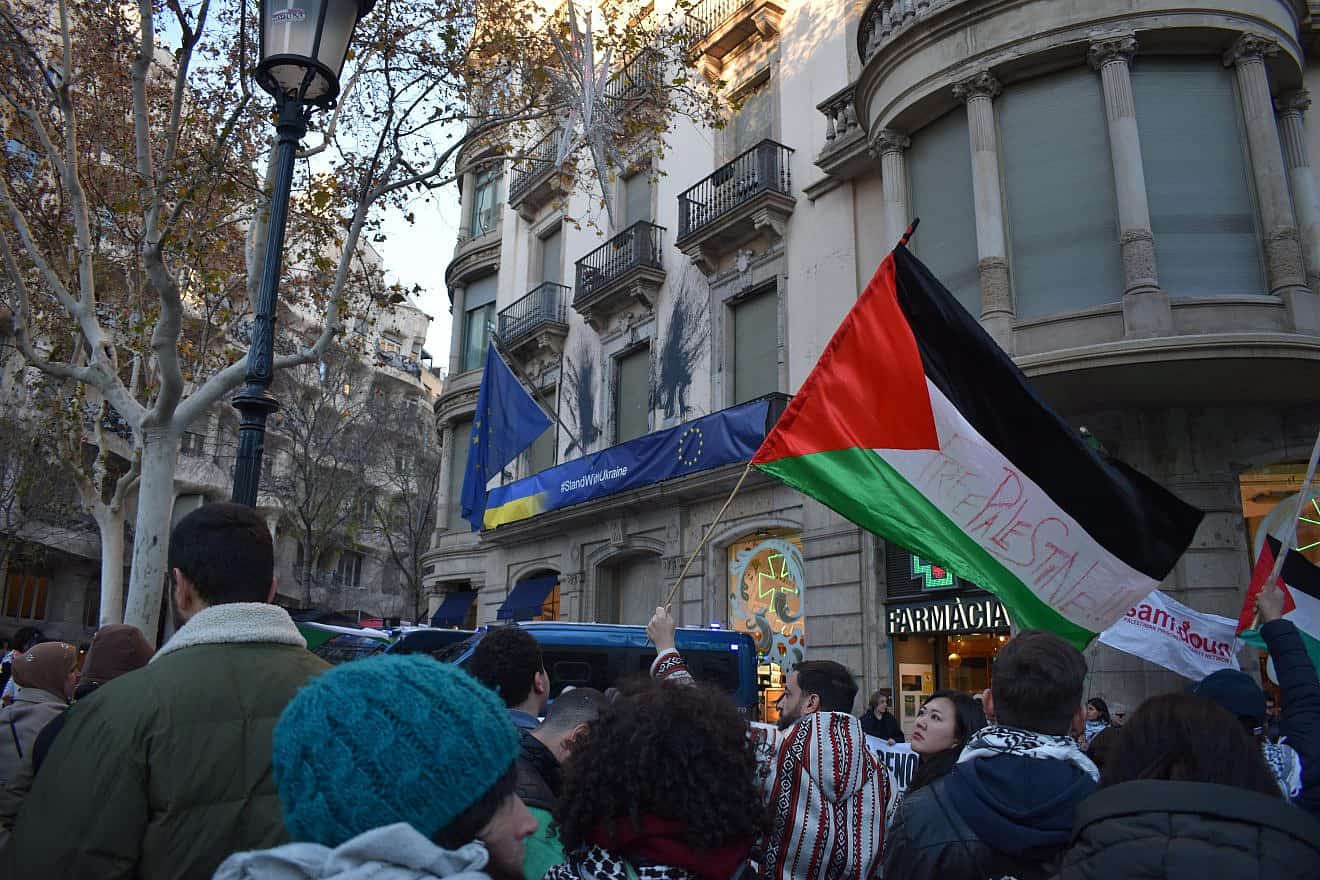 A pro-Palestinian rally in Barcelona, Spain, on Jan. 7, 2024. Credit: Aniol via Wikimedia Commons.