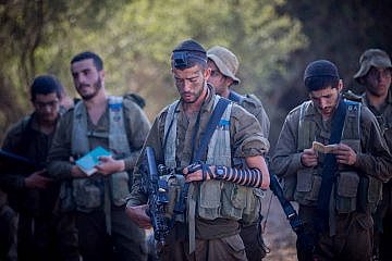 IDF soldiers from an ultra-Orthodox section of the Givati Infantry Brigade pray during a training exercise near Beit Shemesh, Sept. 27, 2017. Photo by Yonatan Sindel/Flash90.