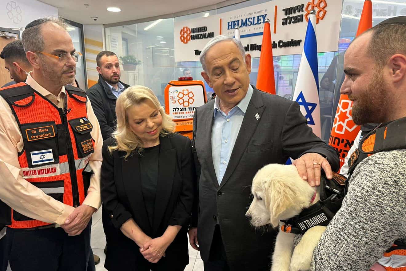 Prime Minister Benjamin Netanyahu and his wife, Sara, visit the headquarters of the United Hatzalah emergency rescue organization in Jerusalem, Feb. 6, 2024. Photo by Amos Ben-Gershom/GPO.