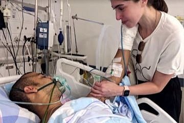 Zohar Kochavi recovers in Barzilai Medical Center, in Ashkelon, with support from his girlfriend, Shiraz Amir. Screenshot.