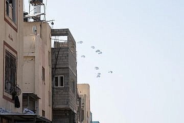 Humanitarian aid is dropped into the southern Gaza Strip as part of a multinational operation, Feb. 27, 2024. Credit: IDF.