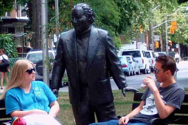 A bronze statue of the late Canadian actor Al Waxman in Kensington market in downtown Toronto, Canada. Credit: Wikimedia Commons.