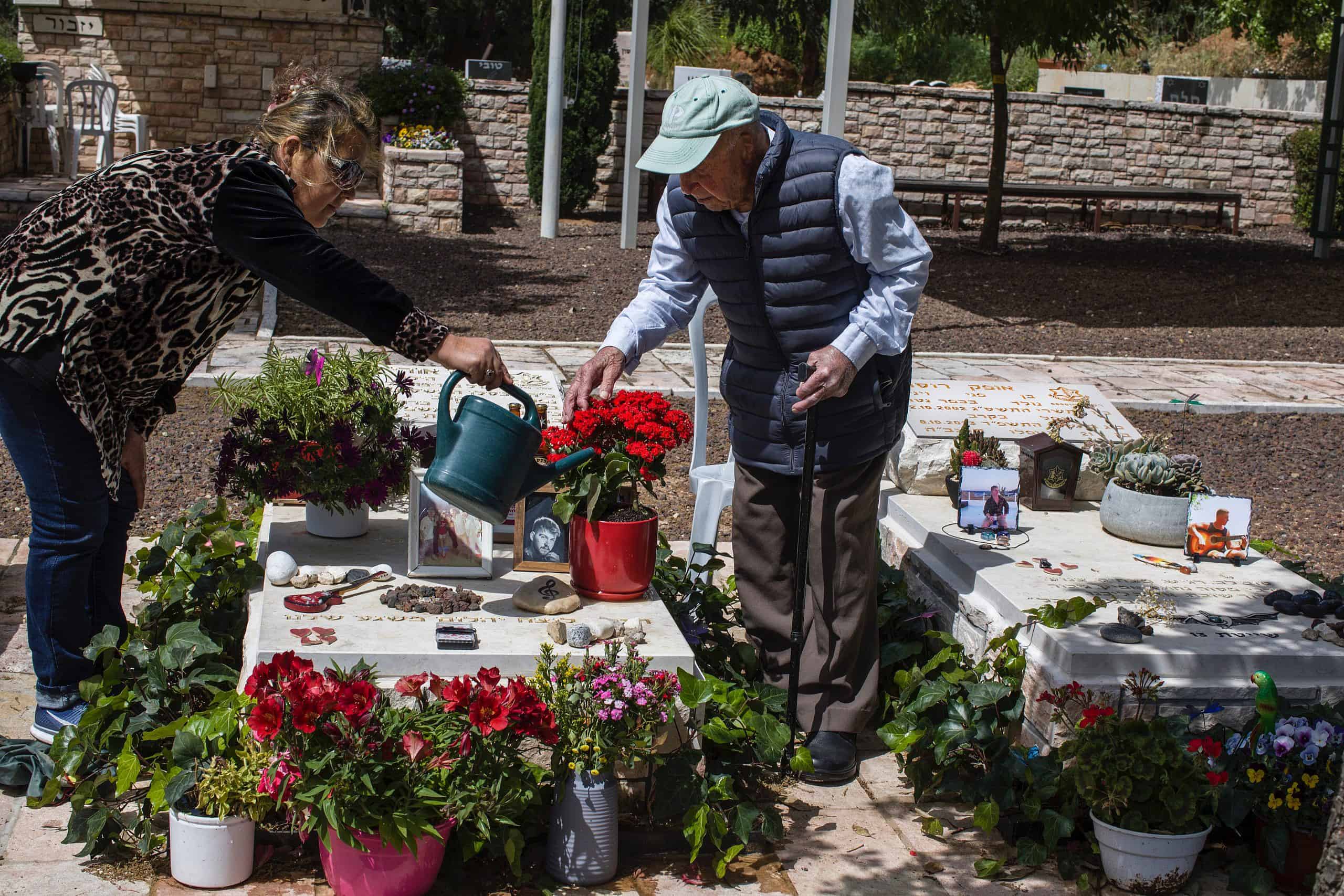 Holocaust survivor tends graves of soldiers killed on Oct. 7