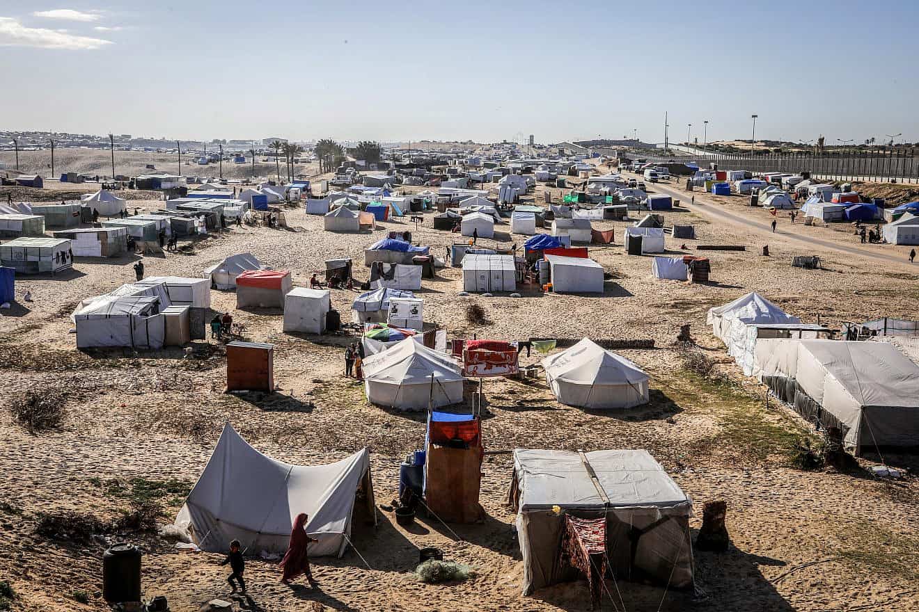 Displaced Palestinians pitch tents next to the Egyptian border with the city of Rafah in the southern Gaza Strip on March 8, 2024. Photo by Abed Rahim Khatib/Flash90.