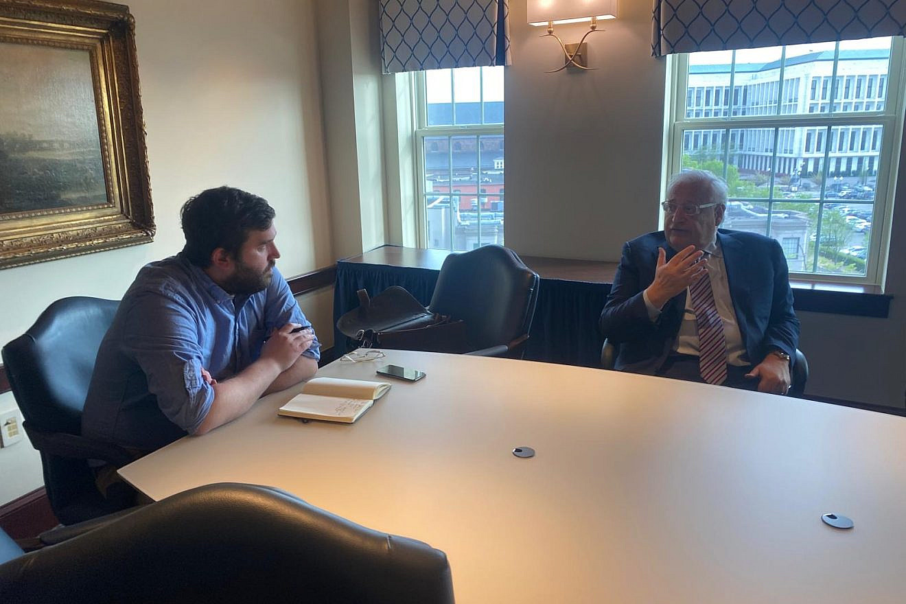 Репортер JNS Эндрю Бернард (слева) берет интервью у Дэвида Фридмана, бывшего посла США в Израиле, в Фонде «Наследие» в Вашингтоне, 15 апреля 2024 года. Источник: Courtesy.