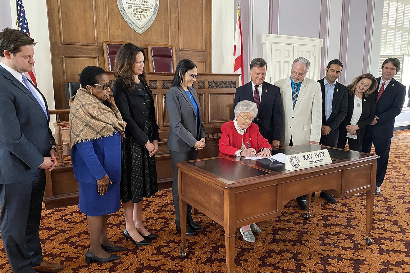 Alabama Gov. Kay Ivey signs a resolution supporting Israel and condemning Hamas on April 9, 2024. (Anat Sultan-Dadon, Israeli consul general to the southeastern United States, stands to the governor's immediate right.) Photo by Larry Brook/Israel InSight.