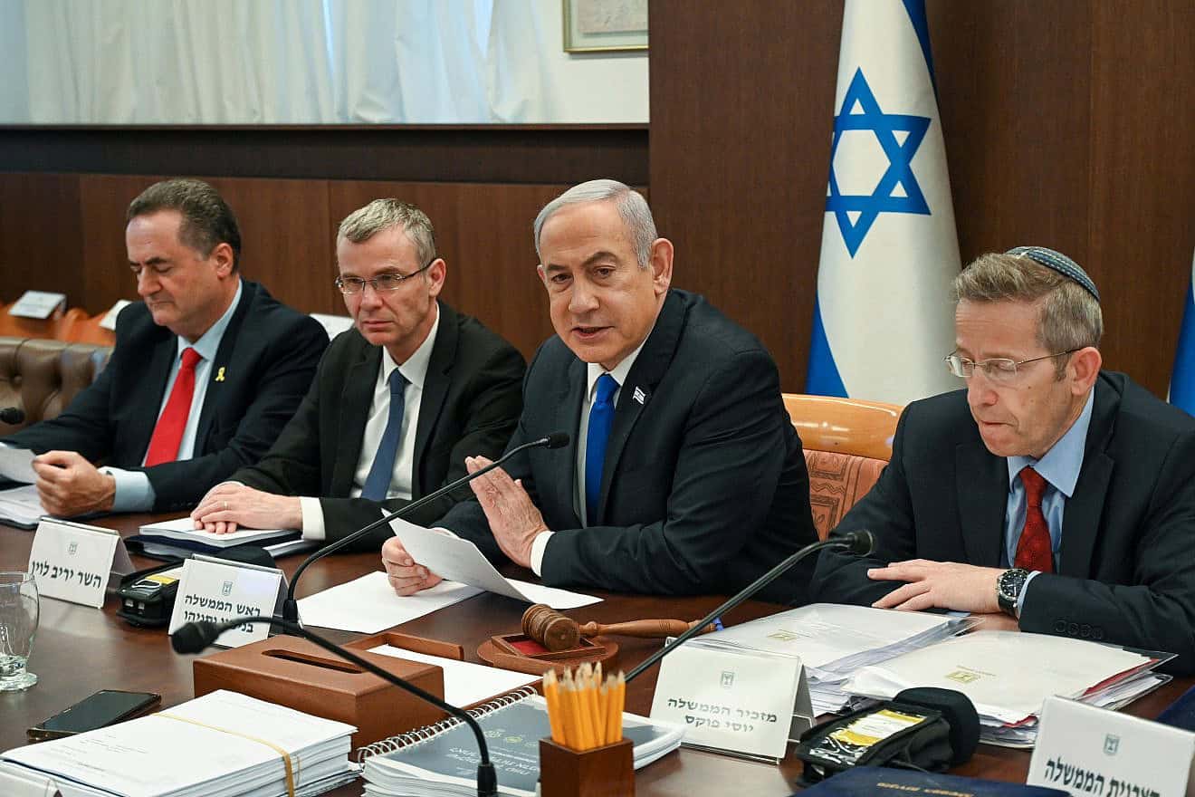 Prime Minister Benjamin Netanyahu leads a Cabinet meeting in Jerusalem, April 17, 2024. Photo by Maayan Toaf/GPO.