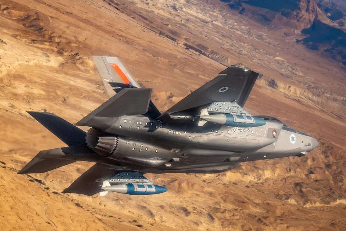 An Israeli F-35I of the 5601 Testing Squadron, bearing Mk-84 bombs fitted with GBU-31 JDAM kit, before bunker-buster bombs dropping test, July 2023. Credit: Wikimedia Commons.