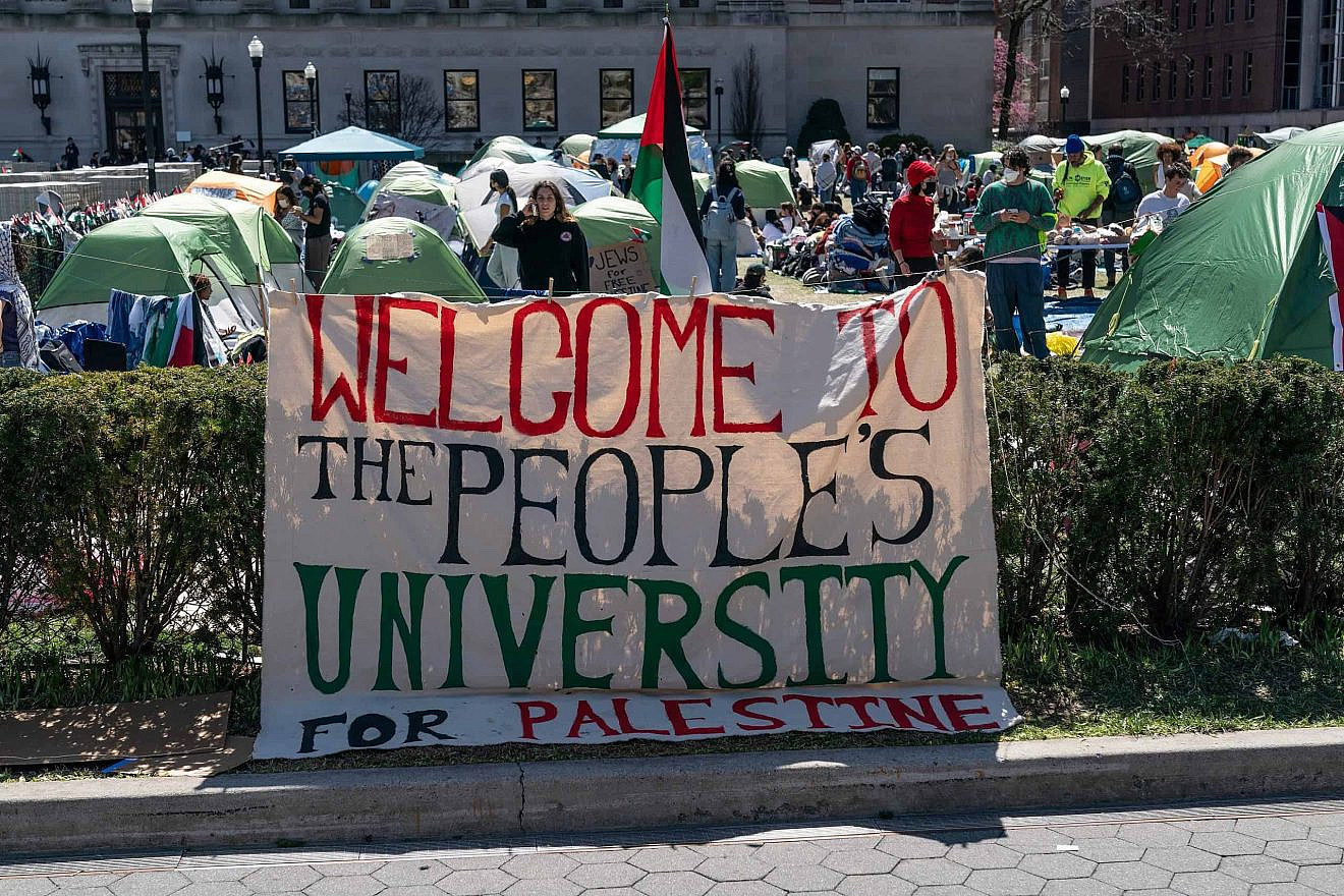 Антиизраильские экстремисты разбили лагерь протеста в кампусе Колумбийского университета в Нью-Йорке 22 апреля 2024 года. Фото: Лев Радин/Shutterstock.