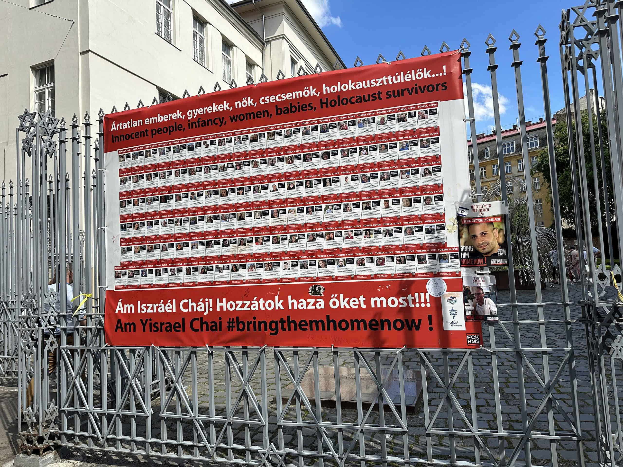 Венгрия Большая синагога Будапешта Плакат с израильскими заложниками