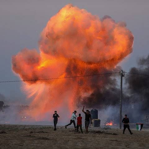 Палестинцы используют самодельные взрывные устройства во время столкновений с израильскими силами безопасности в Хан-Юнисе, на юге сектора Газа, после беспорядков возле пограничного забора, 27 сентября 2023 года. Фото Анас-Мохаммед/Shutterstock.